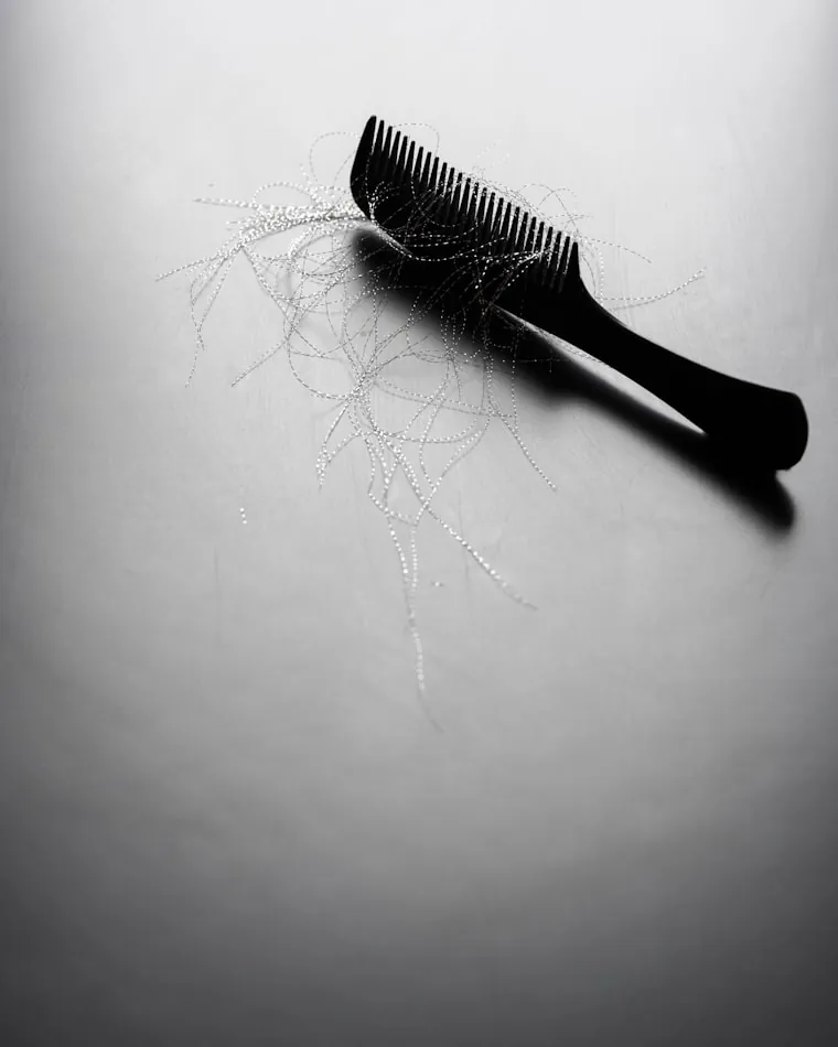 Pente escuro com mechas de fios soltos
